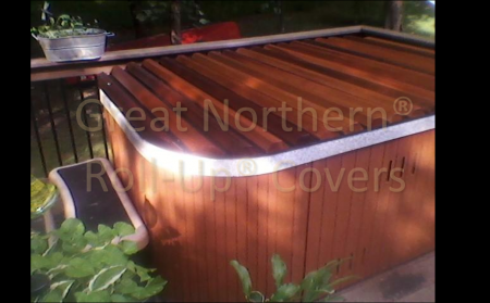 <p>Western Red Cedar Roll-Up® Cover with rounded corners on a rectangular molded jacuzzi spa.</p>